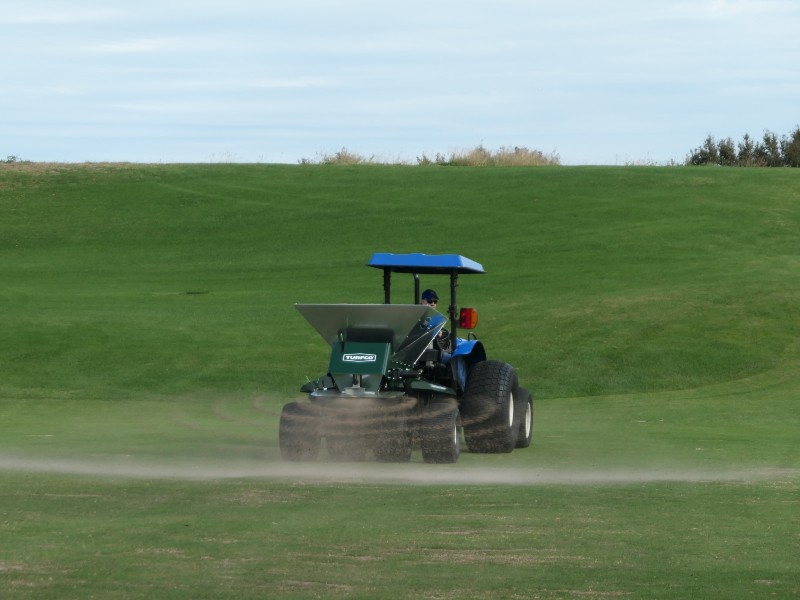 CR-8 Topdresser and Material Handler