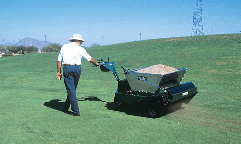 Turfco_self_propelled_topdresser